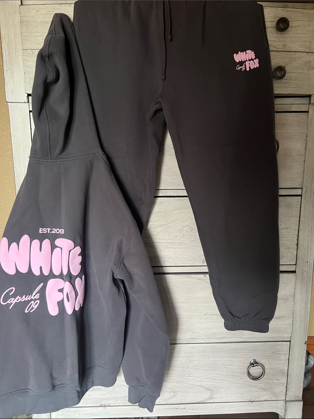 White Fox Sweat set with Pink Logo, new wo tags beautifully soft